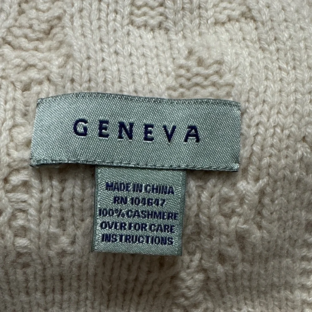 Geneva Cashmere Scarf with Cable Pattern - Picture 2 of 7